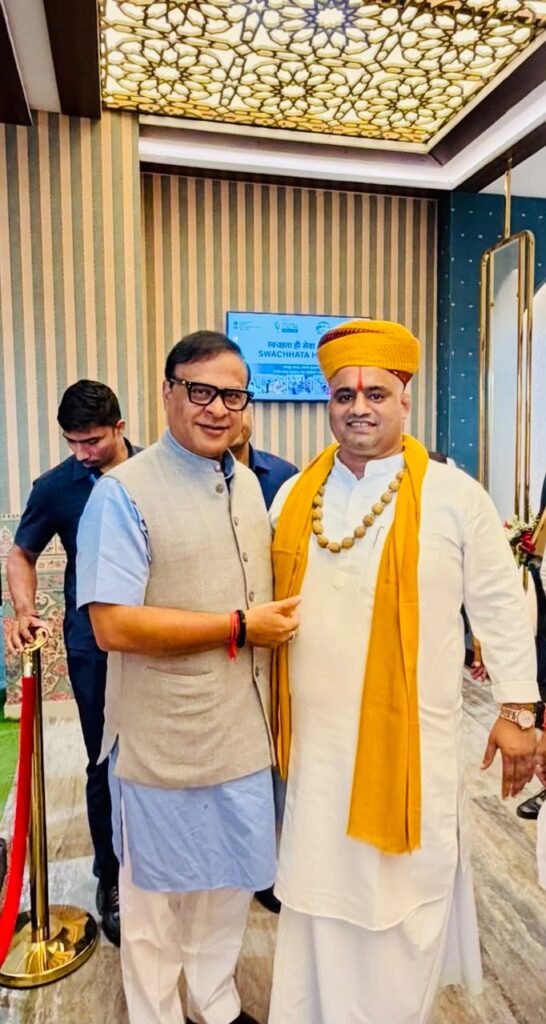 असम के मुख्यमंत्री हिमंत बिस्वा सरमा का हनुमानगढ़ी के मुख्य पुजारी महन्थ हेमंत दास ने किया स्वागत अभिनन्दन 1 040e3928 df84 41e8 bbe6 081a9a7c9d15