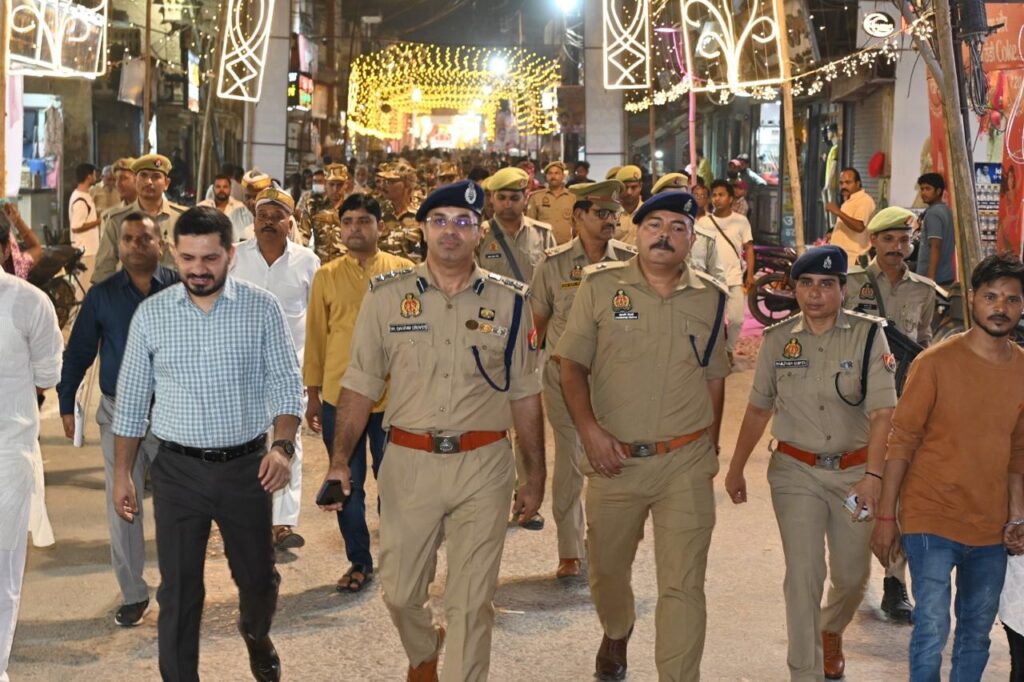 सुरक्षा व्यवस्था को लेकर डीएम एस एस पी ने की फुट पेट्रोलिंग 1 041cf51b fcbd 437a afb0 676e98760258