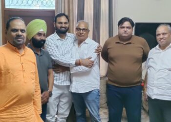 विजयादशमी पर खानपुर वार्ड में भंडारे में शामिल हुए विधायक डॉ. अजय दत्त