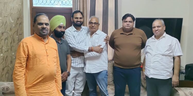 विजयादशमी पर खानपुर वार्ड में भंडारे में शामिल हुए विधायक डॉ. अजय दत्त