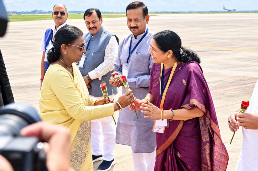 राष्ट्रपति श्रीमती द्रौपदी मुर्मु नुआखाई महोत्सव के अवसर पर आयोजित ‘सेवा सम्मान पर्व’ और ‘युवा प्रबोधन’ कार्यक्रम में शामिल हुईं 1 305e9bea e369 4540 9f18 16b6ecea06d3