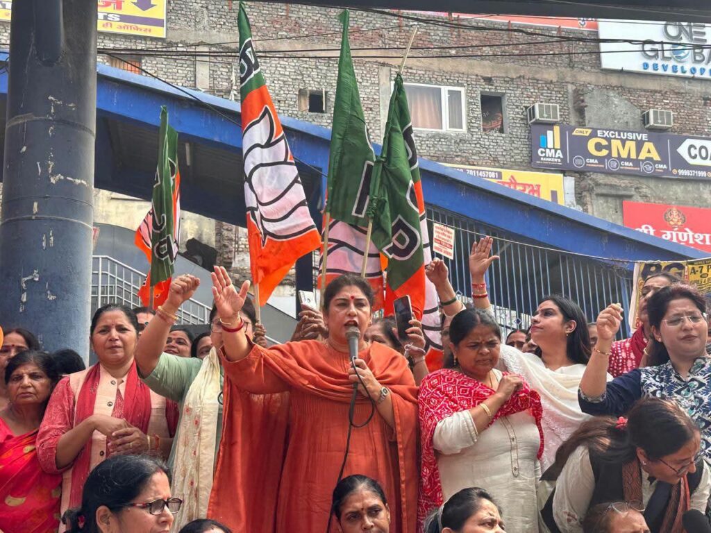 जेएनयू छात्राओं के यौन उत्पीड़न मामले में कांग्रेस सांसद की बर्खास्तगी और गिरफ्तारी की मांग, भाजपा महिला मोर्चा का प्रदर्शन 2 513faede 7bc6 40ff b704 d30483470804
