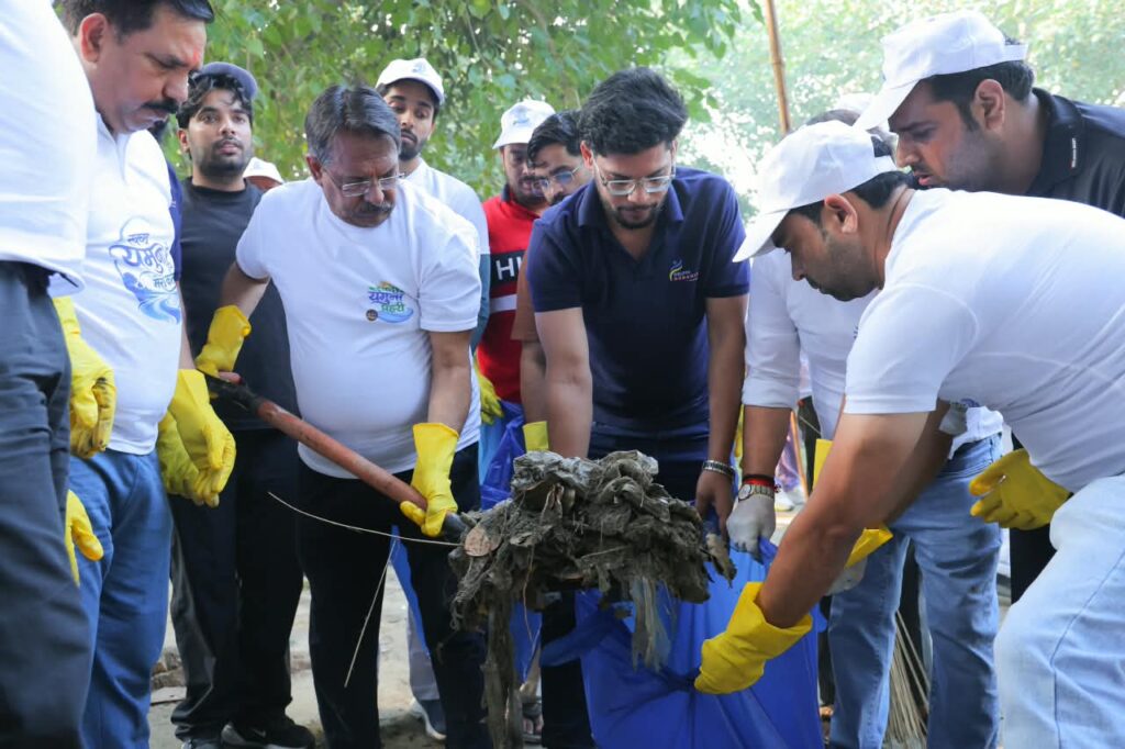 सेवा संकल्प अभियान का समापन: हजारों भाजपा कार्यकर्ताओं ने संभाला यमुना की सफाई का मोर्चा 2 56b2f55a 8963 48ae 9d53 db72298608aa