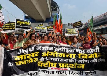 जेएनयू छात्राओं के यौन उत्पीड़न मामले में कांग्रेस सांसद की बर्खास्तगी और गिरफ्तारी की मांग, भाजपा महिला मोर्चा का प्रदर्शन 2 जेएनयू छात्राओं के यौन उत्पीड़न मामले में कांग्रेस सांसद की बर्खास्तगी और गिरफ्तारी की मांग, भाजपा महिला मोर्चा का प्रदर्शन