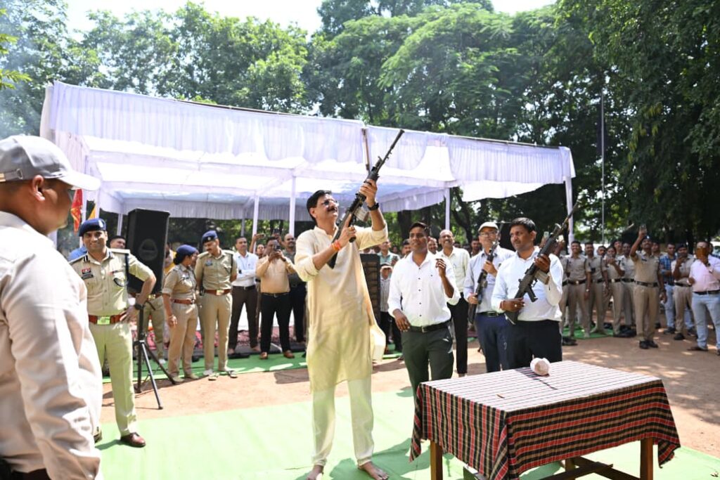 कमिश्नरेट रायपुर में विजयादशमी के अवसर पर हर्षोल्लास के साथ शस्त्र एवं वाहनों की पूजा संपन्न 1 5e30e26c 9d1e 4bb3 bc68 eecb49e69392