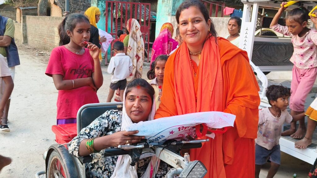 जन्मदिन को बनाया सेवा दिवस, साध्वी ममता शास्त्री ने 5100 महिलाओं में वितरित की साड़ी व फल, 100 पौधे भी लगाए 1 67cc6369 a205 45c9 82bc c2b827b7864e
