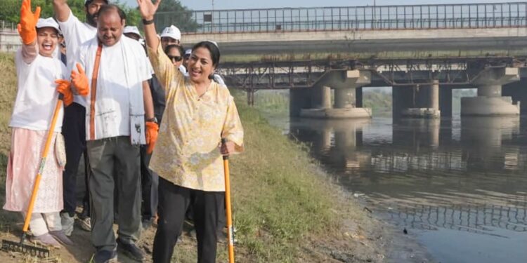 सेवा संकल्प अभियान का समापन: हजारों भाजपा कार्यकर्ताओं ने संभाला यमुना की सफाई का मोर्चा 1 सेवा संकल्प अभियान का समापन: हजारों भाजपा कार्यकर्ताओं ने संभाला यमुना की सफाई का मोर्चा
