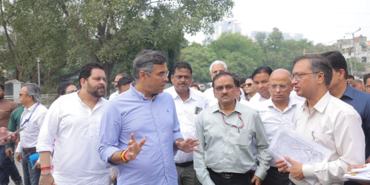Government on Wheels: PWD Minister Parvesh Sahib Singh Orders Road Repairs, New Lights Under Rani Jhansi Flyover 1 Government on Wheels: PWD Minister Parvesh Sahib Singh Orders Road Repairs, New Lights Under Rani Jhansi Flyover
