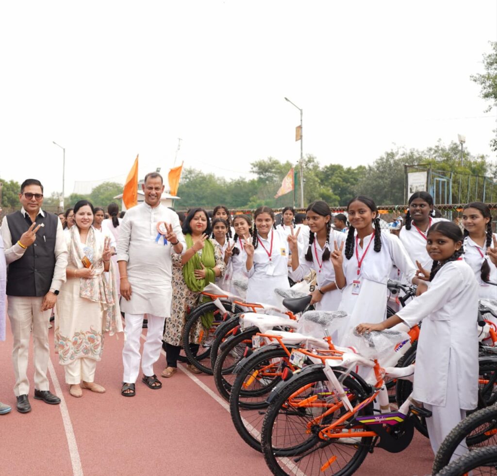 साइकिल वितरण से छात्राओं की स्कूल तक पहुंच होगी सुगम, पढ़ाई जारी रखने और आत्मनिर्भर बनने में मिलेगी मदद : समाज कल्याण मंत्री रविन्द्र इन्द्राज सिंह 2 89a7ab61 cda6 4ad8 8c97 e5aa6591dcf9