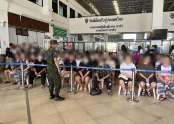 ลาวจับส่งกลับคนไทยอีกล็อตใหญ่ 76 คน พร้อมอุปกรณ์แก๊งคอลเซ็นเตอร์เพียบ