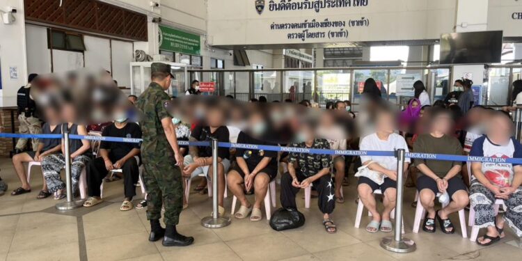 ลาวจับส่งกลับคนไทยอีกล็อตใหญ่ 76 คน พร้อมอุปกรณ์แก๊งคอลเซ็นเตอร์เพียบ