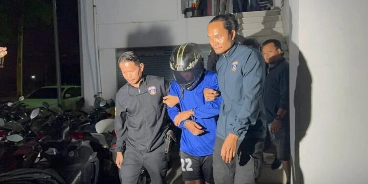 “ป๋อง” ไม่รับข้อหาฆ่าไตร่ตรอง-ข่มขืนดับ 2 พี่น้องรัสเซีย ศาลสั่งขังไม่ให้ประกัน นัดคุ้มครองสิทธิ 20 ต.ค. 1 “ป๋อง” ไม่รับข้อหาฆ่าไตร่ตรอง-ข่มขืนดับ 2 พี่น้องรัสเซีย ศาลสั่งขังไม่ให้ประกัน นัดคุ้มครองสิทธิ 20 ต.ค.
