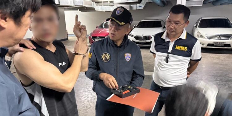 สตม.ล่าข้ามแดน รวบ “อ่อง ซอ มิน ข่าน” ผู้ต้องหายาเสพติดรายสำคัญเมียนมา ซุกคอนโดหรูพระราม 9 ยึดทรัพย์กว่า 10 ล้าน 1 สตม.ล่าข้ามแดน รวบ “อ่อง ซอ มิน ข่าน” ผู้ต้องหายาเสพติดรายสำคัญเมียนมา ซุกคอนโดหรูพระราม 9 ยึดทรัพย์กว่า 10 ล้าน