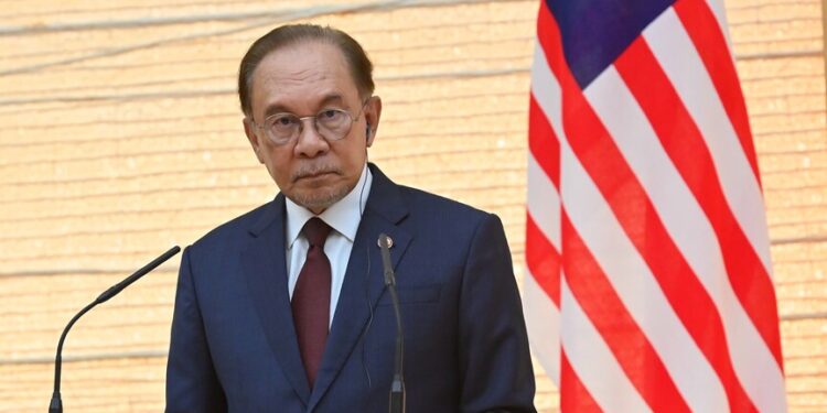 ‘อันวาร์’ เตรียมคุย ‘มินอ่องหล่าย’ หาทางออกปมผู้อพยพ รับส่งชาวพม่ากลับประเทศตั้งแต่ต้นปีเกือบหมื่นคน 1 ‘อันวาร์’ เตรียมคุย ‘มินอ่องหล่าย’ หาทางออกปมผู้อพยพ รับส่งชาวพม่ากลับประเทศตั้งแต่ต้นปีเกือบหมื่นคน