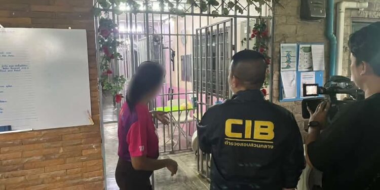 นรกบนดิน! CIB บุกตรวจศูนย์ดูแลผู้สูงอายุกาญจนบุรี หลังแม่ร้องถูกลูกชาย ส่งตัวขังนาน 2 ปี 1 นรกบนดิน! CIB บุกตรวจศูนย์ดูแลผู้สูงอายุกาญจนบุรี หลังแม่ร้องถูกลูกชาย ส่งตัวขังนาน 2 ปี