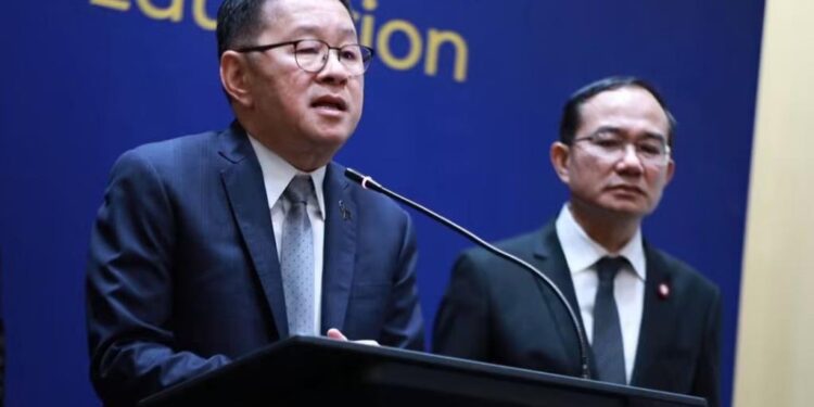 ศธ.สั่งรร.สำรวจความเสียหายของบซ่อมช่วงปิดเทอม ฟัน 4 อาชีวะเอกชนสวมสิทธิ์กยศ. ขรก.เอี่ยวฟันไม่เลี้ยง 1 ศธ.สั่งรร.สำรวจความเสียหายของบซ่อมช่วงปิดเทอม ฟัน 4 อาชีวะเอกชนสวมสิทธิ์กยศ. ขรก.เอี่ยวฟันไม่เลี้ยง