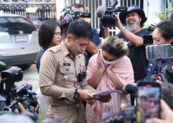 บุกรวบ 2 ผู้ต้องหาค้ามนุษย์ ช่วยเด็กเมียนมาถูกบังคับขายดอกไม้ยันเช้า ขายไม่หมดถูกช้อนลนไฟนาบ พบเด็ก 12 ปี ถูกซื้อตัว 3 หมื่น