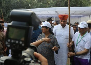 Chief Minister Rekha Gupta Leads Cleanliness Drive at Delhi University, Says 'Swachhata' Must Become Daily Civic Duty 2 Chief Minister Rekha Gupta Leads Cleanliness Drive at Delhi University, Says ‘Swachhata’ Must Become Daily Civic Duty