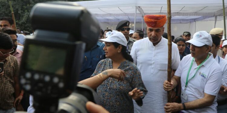Chief Minister Rekha Gupta Leads Cleanliness Drive at Delhi University, Says ‘Swachhata’ Must Become Daily Civic Duty