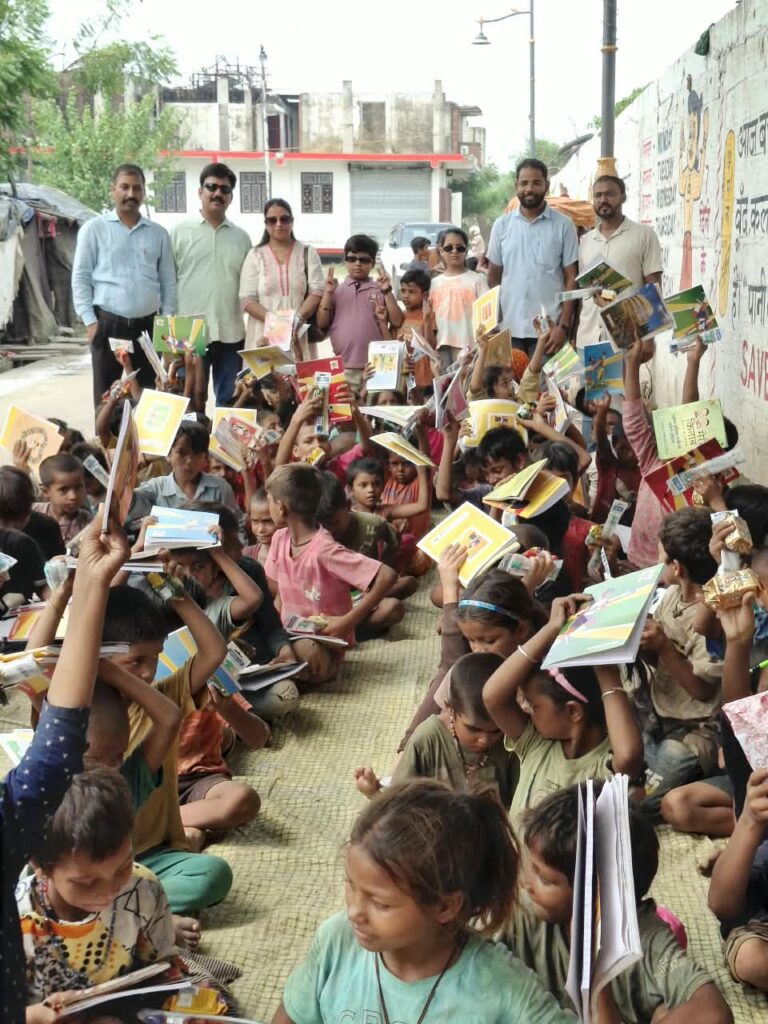 गांधी जयंती पर अपना स्कूल में खाकी वाले गुरु के द्वारा वितरित की गई पठन पाठन सामग्री 1 WhatsApp Image 2026 10 03 at 4.23.03 PM