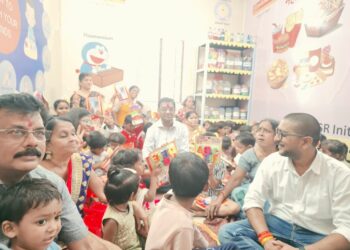 सीएमएचओ डॉ मिथलेश चौधरी ने आंगनबाड़ी केंद्र में मनाया जन्मदिन