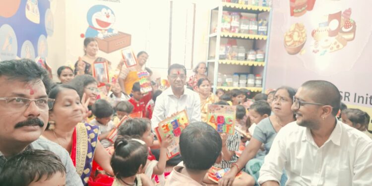 सीएमएचओ डॉ मिथलेश चौधरी ने आंगनबाड़ी केंद्र में मनाया जन्मदिन