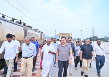 रेलवे स्टेशन में नया प्लेटफॉर्म, लाइनों का विस्तार और बड़े एफओबी सहित यात्री सुविधाओं के विस्तार पर चल रहा कार्य