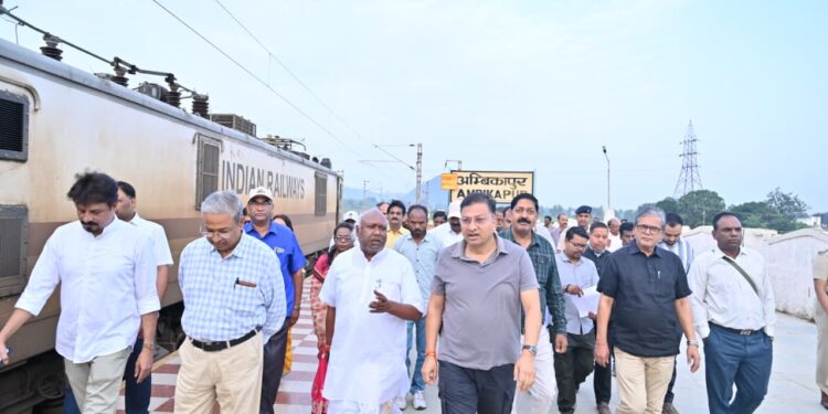 रेलवे स्टेशन में नया प्लेटफॉर्म, लाइनों का विस्तार और बड़े एफओबी सहित यात्री सुविधाओं के विस्तार पर चल रहा कार्य