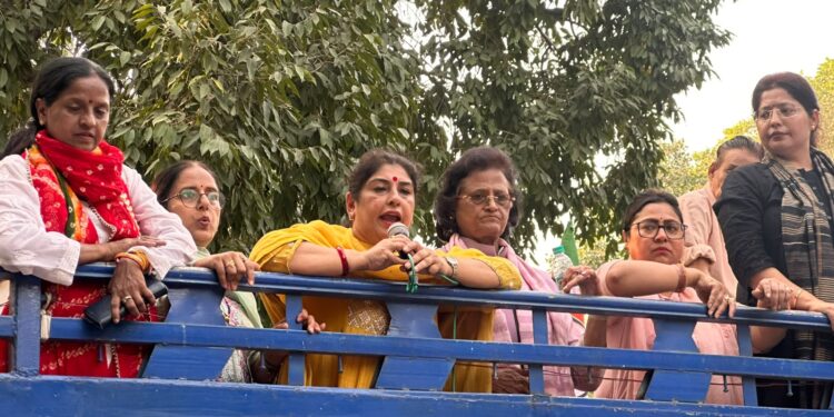 राहुल गांधी के खिलाफ दिल्ली भाजपा महिला मोर्चा का प्रदर्शन, सार्वजनिक माफी की मांग 1 राहुल गांधी के खिलाफ दिल्ली भाजपा महिला मोर्चा का प्रदर्शन, सार्वजनिक माफी की मांग