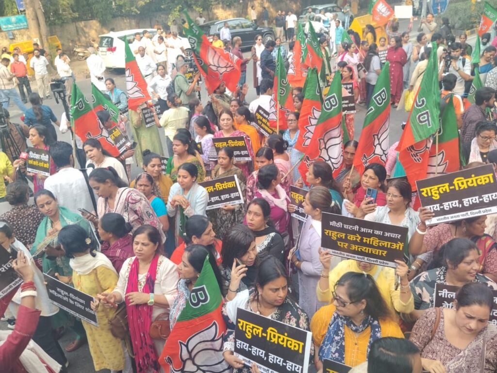 राहुल गांधी के खिलाफ दिल्ली भाजपा महिला मोर्चा का प्रदर्शन, सार्वजनिक माफी की मांग 2 WhatsApp Image 2026 10 08 at 8.13.57 PM