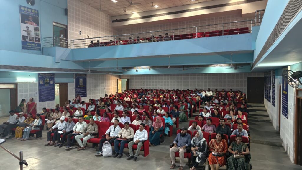 रायपुर नगर उत्तर विधानसभा में बीएलओ और सुपरवाइजरों को दिया गया प्रशिक्षण 1 WhatsApp Image 2026 10 10 at 7.29.39 PM