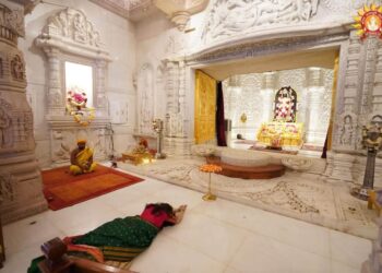 कंगना ने लिया रामलला व हनुमंतलला का आशीर्वाद