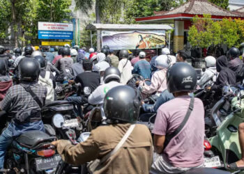 Bali Hit By Fuel Shortage, Hundreds Protest As Queues Stretch Over Kilometre