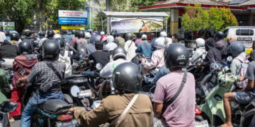 Bali Hit By Fuel Shortage, Hundreds Protest As Queues Stretch Over Kilometre