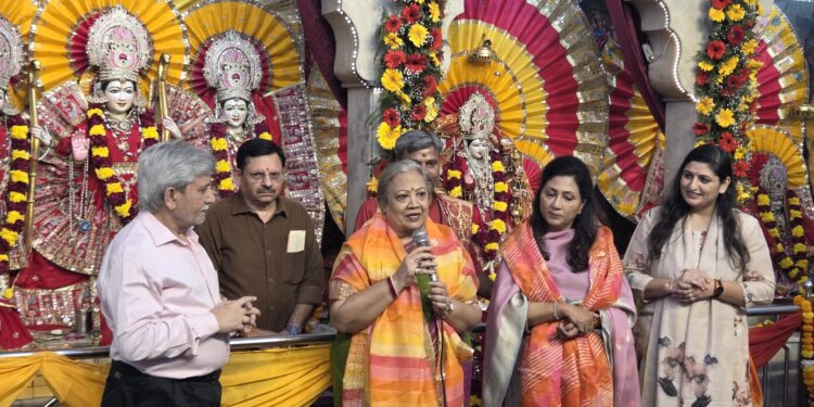 महागौरी पूजन पर माता की चौकी में गूंजे भजन, भक्तों ने किया नृत्य