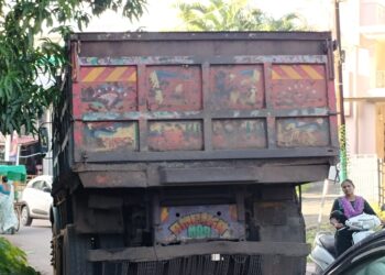 गुजरात में बिना नंबर प्लेट और काले शीशे वाले वाहनों पर कार्रवाई की मांग 2 गुजरात में बिना नंबर प्लेट और काले शीशे वाले वाहनों पर कार्रवाई की मांग