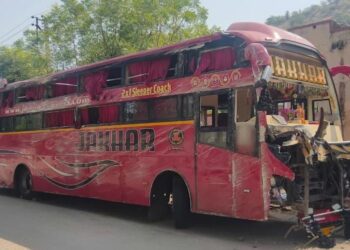 नागदी बांध मोड़ पर पलटी स्लीपर बस, 21 यात्री घायल 3 नागदी बांध मोड़ पर पलटी स्लीपर बस, 21 यात्री घायल