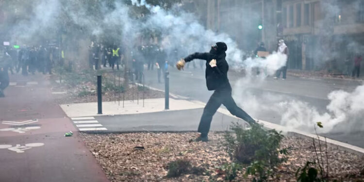 France Promises To Replace Its University Admissions After Violent Protests 1 France Promises To Replace Its University Admissions After Violent Protests