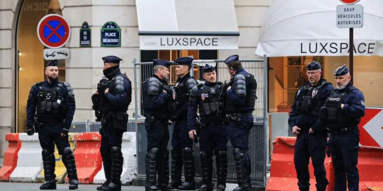 Gunman Kills 1, Injures 4 In Town Outside Paris: Police 1 Gunman Kills 1, Injures 4 In Town Outside Paris: Police