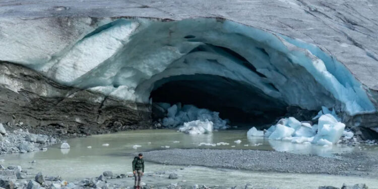 Swiss glaciers suffer 'disastrous' year of ice loss, threatening water supplies 1 Swiss glaciers suffer ‘disastrous’ year of ice loss, threatening water supplies