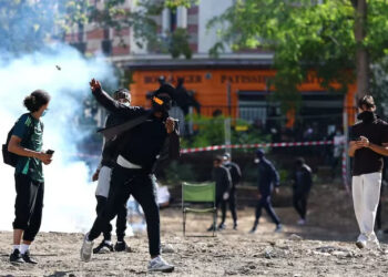 “Out Of Control”: Paris Top Cop Urges Protesting Students To Be Peaceful