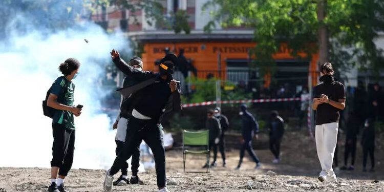 "Out Of Control": Paris Top Cop Urges Protesting Students To Be Peaceful 1 “Out Of Control”: Paris Top Cop Urges Protesting Students To Be Peaceful
