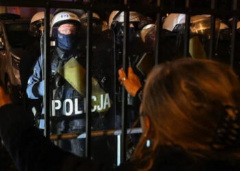 Police deployed during stand-off over control of top Poland court